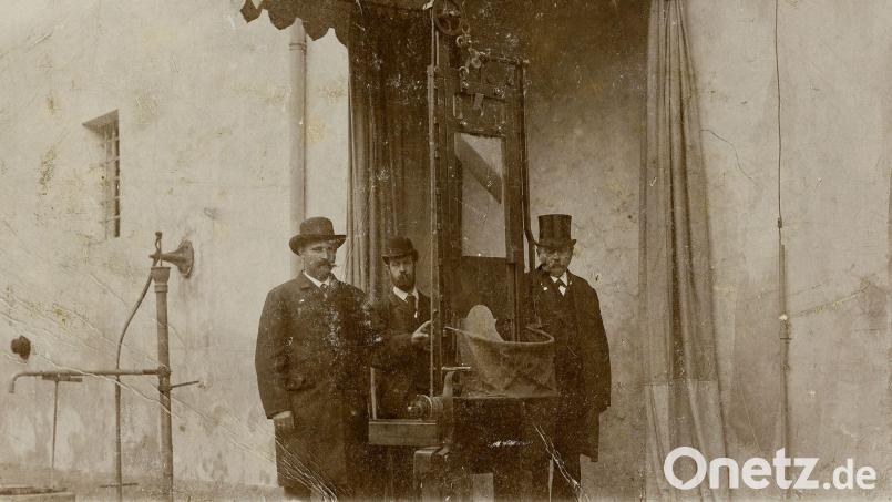 Scharfrichter Franz Xaver Reichhart (rechts) und seine Gehilfen vor dem Schafott im Innenhof der Fronfeste in Amberg. Noch heute erinnert ein Baldachin an die Stelle, an der die Hinrichtungen stattfanden. Bild: Stadtarchiv Amberg