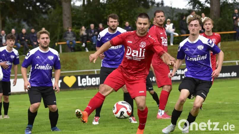 Stoyan Stoykov (Mitte) konnte auf dem Feld für den TV Nabburg mitwirken, während Mit-Trainer Ralph Egeter angeschlagen von außen die Kommandos geben musste. Erfolgreich war&#039;s: Die Nabburger rangen den TSV Detag Wernberg mit 4:2 nieder. Bild: ham