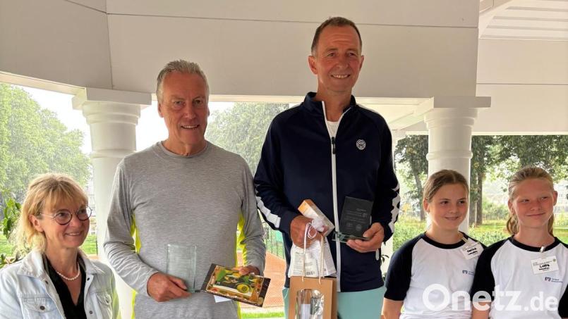 Norbert Henn (Mitte) sicherte sich bei der Deutschen Seniorenmeisterschaft im Tennis den Titel in der Klasse Herren 65. Bild:  Henn