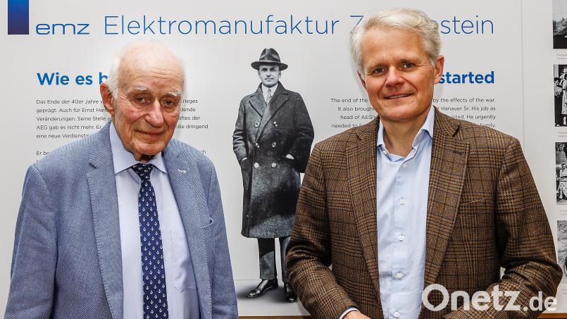 Drei Generationen haben die EMZ vom kleinen Lohnunternehmer zum Global Player gemacht. Ernst Hanauer (links) und Thomas Hanauer (rechts) führten und führen fort, was Ernst Hanauer sen. (auf der Tafel im Hintergrund) vor über 75 Jahren in Zangenstein aus der Taufe gehoben hat. Archivbild: Hösamer