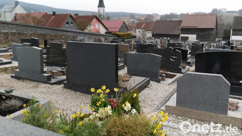 Auf den Friedhöfen in Schönsee (Bild) und Gaisthal sind wiederholt Blumen und Blumenschmuck von Gräbern verschwunden Archivbild: Gertraud Portner