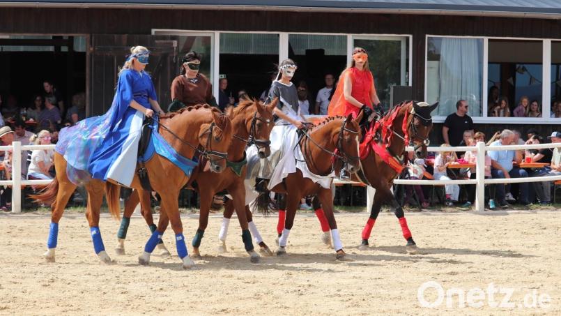 50 Jahre Reitclub am Kulm. Zum Jubiläum gab es ein umfangreiches Programm. Unter anderem die Damenquadrillie &quot;Die 4 Elemente&quot; mit Eva Lohner, Katrin Rauch, Annalena Kleinhempel und Juliana Schertel. Bild: whü