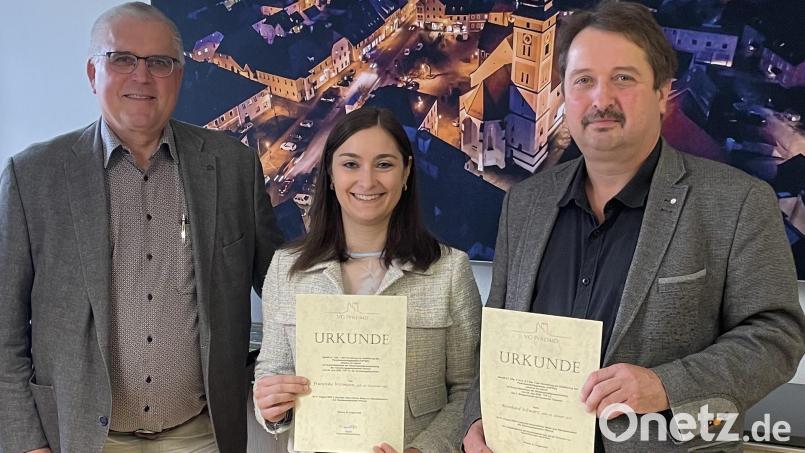 Franziska Wittmann (Mitte) ist die neue Standesbeamtin der Verwaltungsgemeinschaft Pfreimd. Auch der Trausnitzer Bürgermeister Reinhard Schwarz (rechts) darf künftig trauen. Links im Bild: Richard Tischler, Vorsitzende der Verwaltungsgemeinschaft. Bild: Verwaltungsgemeinschaft Pfreimd