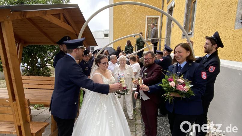 Mit einem Glas Sekt auf eine gute Zukunft anstoßen: Corinna Donhauser und Daniel Hammerl nach ihrer freien Trauung. Bild: Josef Glas