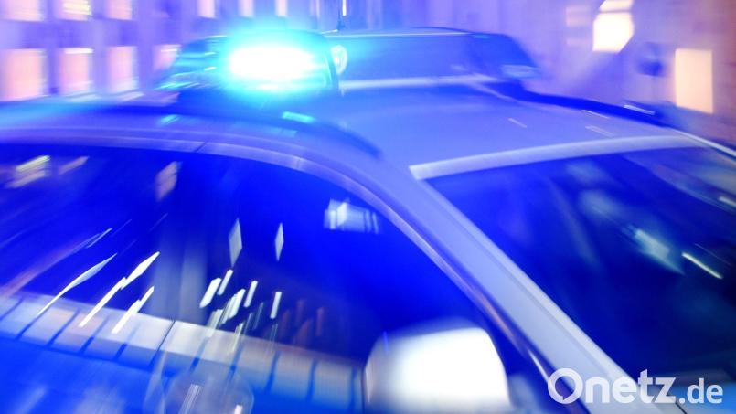 Ein technischer Defekt zwang einen jungen Piloten zur Notlandung auf einem Feld bei Naila. Bild: Carsten Rehder/dpa