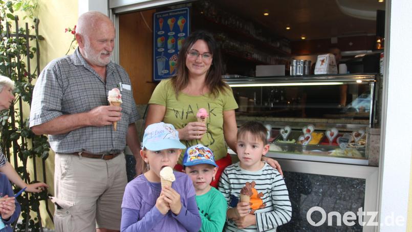 Eis schmeckt immer, vor allem wenn das Wetter mitspielt – wie bei der Eistournee von Oberpfalz-Medien in Vohenstrauß. Bild: pi
