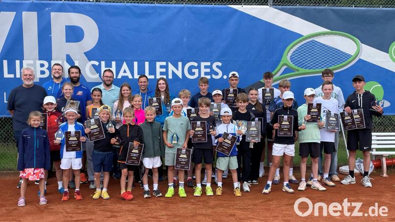 Das sind die Sieger bei den 31. Meisterschaften im Landkreis Neustadt im Tennis, die auf den Plätzen der TSG Mantel-Weiherhammer unter Leitung von Martin Schmid (hinten, Zweiter von rechts) binnen einer Woche über die Bühne gegangen sind. Bild: mte
