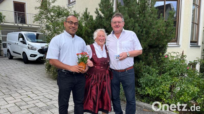 Viele Glückwünsche bekam Maria Wiesnet zu ihrem Ehrentag. Auch Pater Jimmy (links) und Bürgermeister Hans-Martin Schertl gratulierten der rüstigen Jubilarin. Bild: Stefanie Gradl