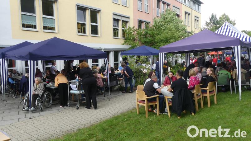 Das großflächige Gartenareal des Heimes, dessen Pflege seit 20 Jahren mit großer Motivation Manuela Schusser übernimmt, war das Ziel von gut 200 Besuchern. Bild: rn