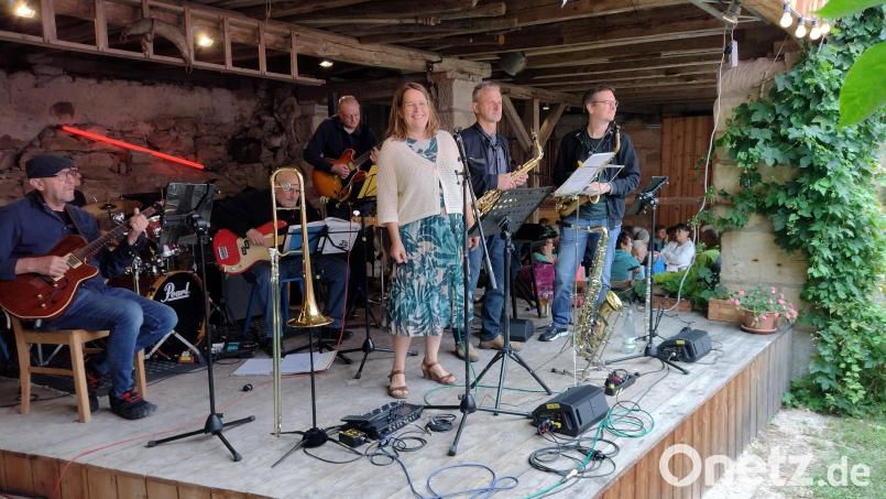 Die Jazzsängerin Monika Eichhammer und weitere Musiker begeistern bei der Jamsession beim Taubnschuster in Eschenbach. Bild: Karlheinz Keck