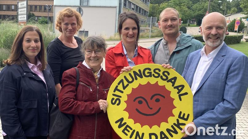 Jasmin Hartinger, Bettina Bihler, Lucia Mois, Christina Bauer, Matthias Raab und Kurt Mieschala (von links) wollen die Pläne für einen neuen Sitzungssaal am Landratsamt Schwandorf zu Fall bringen. Bild: Michael Bihler