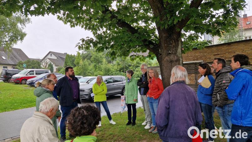 Auf Einladung von Beate May (BUND-Kreisgruppe, gelbe Jacke) stellte sich Bürgermeister Stefan Frank (schwarzes Sakko) an der Jahn-Grundschule der kontroversen Debatte mit Vertreten von BUND und der Umweltschutzinitiative Sulzbach-Rosenberg. Im Hintergrund die Roteiche, um die es ging. Bild: Tobias Gräf