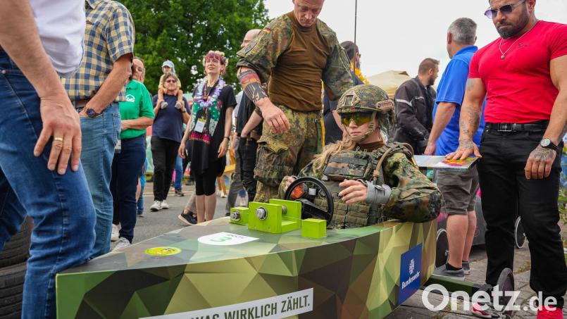 Mit der &quot;Seifenkobra&quot; nahm die Karriereberatung der Bundeswehr beim Weidener Seifenkistenrennen teil. Archivbild: Marco Meier