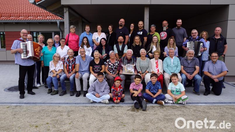 Günter Hartmann feierte mit seiner Frau Rita (sitzend, Bildmitte) sowie der großen Familie seinen 90. Geburtstag. Für Musik sorgten Markus Schraml und Oswald Kopp mit ihren Akkordeons. Bild: bkr
