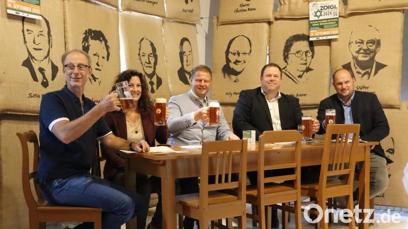 Zoiglwirt Reinhard Fütterer, Sandra Henkens (Tourismusreferentin Windischeschenbach), Bürgermeister Stefan Grillmeier (Mitterteich), Bezirksheimatpfleger Dr. Tobias Appl und Thomas Kleber, zweiter Bürgermeister von Eslarn (von links) stellen das Programm für den Zoigltag vor.. Bild: Treitinger/exb