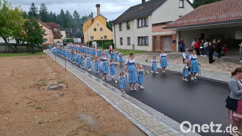 Eine Augenweide waren die 115 Festmädchen, -damen und -burschen. Bild: gz