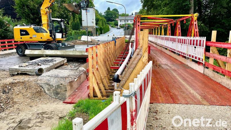 Unübersehbar: Die Floßbrücke in der Fabrikstraße in Neustadt ist Baustelle. Für Fußgänger und Radfahrer ist ein Behelfsübergang aufgebaut. Auch weil die Baustelle eigentlich erst nächstes Jahr an der Reihe gewesen wäre, kam es jetzt zu einem Nachtragshaushalt. Bild: Gabi Schönberger