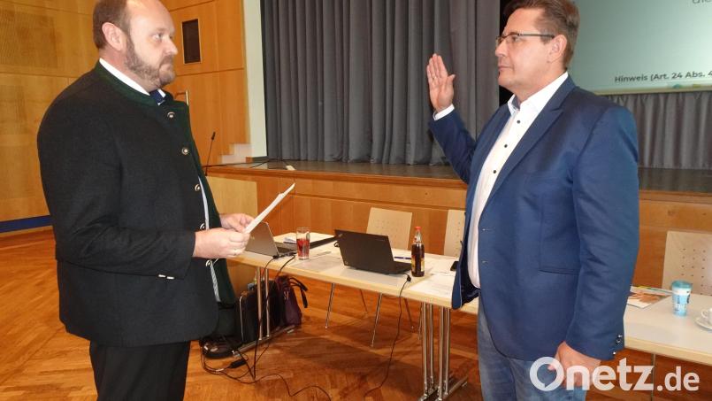 Landrat Andreas Meier vereidigt Oliver Mutterer (rechts) als Kreisrat. Bild: ui