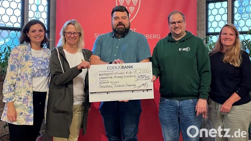 Das E-Center Kunert spendet 2.500 Euro an die Lebenshilfe Amberg-Sulzbach. Bild: E-Center Kunert
