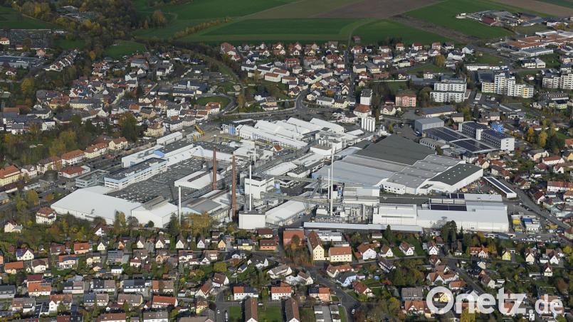 Die Schott AG investiert rund 40 Millionen Euro in den Bau einer neuen elektrischen Schmelzwanne in Mitterteich. Damit will der Konzern die CO₂-Emissionen um 50 Prozent reduzieren. Luftbild: mür