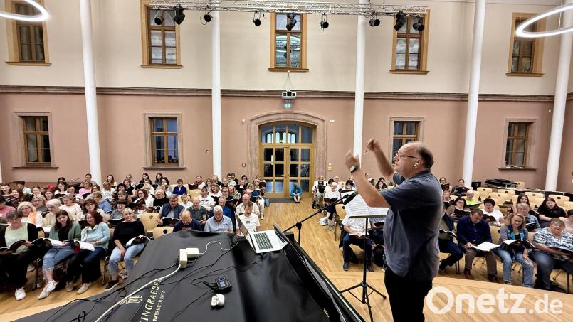 Bernhard Müllers in seinem Element. Der Amberger ist einer von drei Dirigenten, die den Mega-Chor in der Olympiahalle leiten. Bild: upl