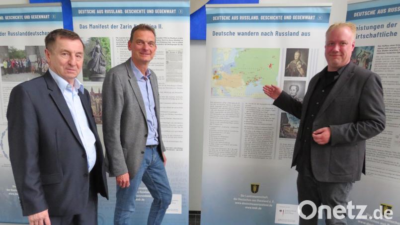 Christian Sprenger (rechts) und Waldemar Hock (links) von der Landsmannschaft Deutsche aus Russland erläuterten Bürgermeister Ernst Schicketanz den Inhalt der Ausstellung. Bild: adj