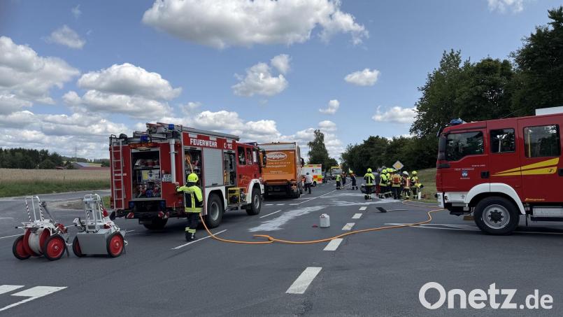 Bei Neuhaus stießen am Mittwochnachmittag ein Auto und ein Lastwagen zusammen. Bild: rw