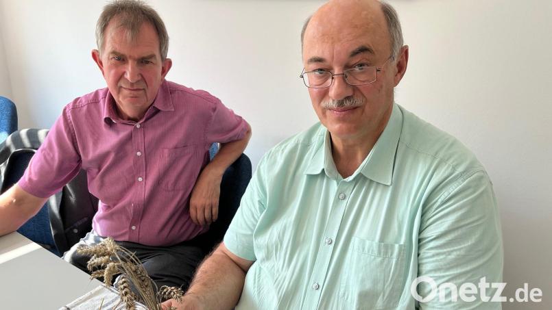 Skeptische Blicke werfen BBV-Kreisobmann Josef Irlbacher (links) und BBV-Kreisgeschäftsführer Josef Wittmann nicht nur auf den vom Schwärzepilz befallenen Weizen, sondern auch auf die Getreideernte, die durch den Regen pausieren musste. Bild: ihl