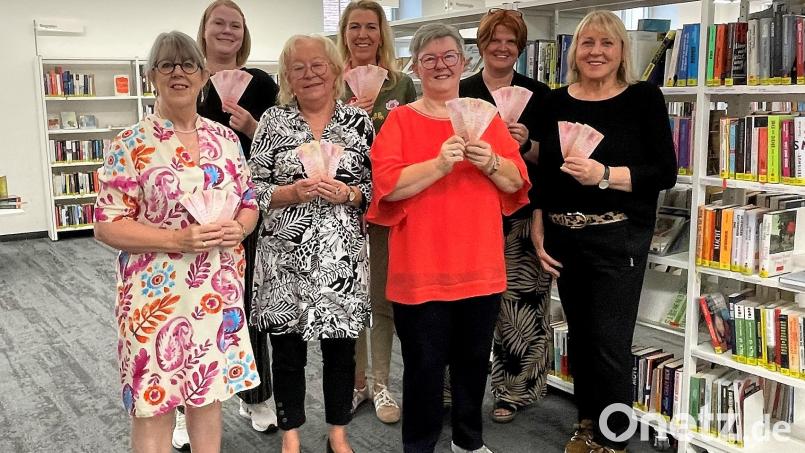 Gemeinsam stellten die Beteiligten von SkF und Soroptimist Susan Batten-Seidl, Julia Möbus, Marianne Gutwein, Heidi Heckmann (1. bis 4. v.l.) sowie Marion Walter und Andrea Graf (v.r.) die neuen Lesezeichen vor und übergaben die ersten an Bettina Weisheit (3.v.r.), die Leiterin der Stadtbibliothek, wo die Merkblättchen unter anderem ausliegen. Bild: Susanne Schwab