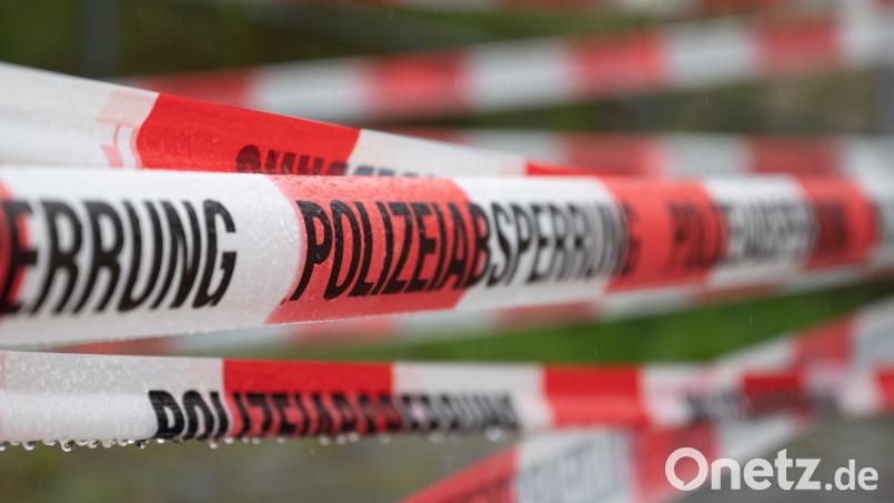 Unbekanntes Fahrzeug beschädigt Hausfassade am Marktplatz in Bärnau. Polizei sucht Zeugen. Symbolbild: Sebastian Kahnert
