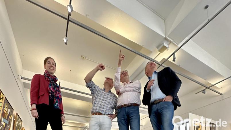 Oberbürgermeister Michael Cerny (rechts), Kultur-Referent Dr. Kern (Mitte) und Museumsleiterin Julia Riß freuen sich über die neue Beleuchtung im Stadtmuseum. Bild: Karoline Gajeck-Scheuck