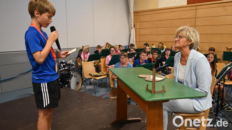 Schüler Valentin Melchner aus der 5. Klasse überreichte Claudia Piehler ein Puzzlestück mit guten Wünschen. Bild: kki