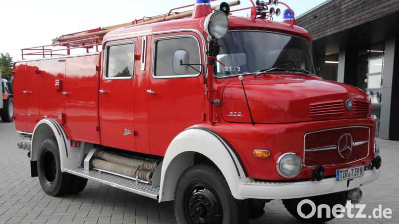 Das TLF 16, Baujahr 1960, erstrahlt frisch restauriert und lackiert wieder in knalligem Feuerrot. Bild: kro