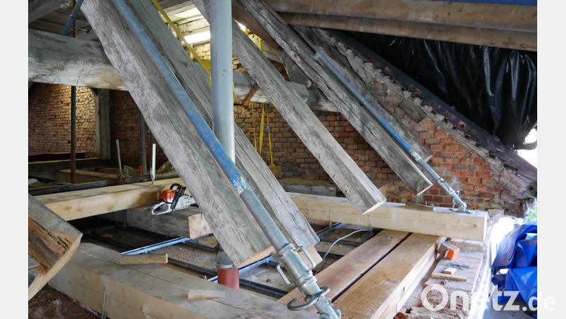 Inzwischen abgeschlossen ist die Dachsanierung am städtischen Gebäude, in dem Stadtbücherei und Archiv untergebracht sind. Hier ein Blick auf die Fußpunkt-Reparaturen am Dachstuhl. Die Mauer im Hintergrund gehört zum evangelischen Gemeindehaus. Auch dort ist der Dachstuhl vom Hausschwamm befallen. Archivbild: hmr