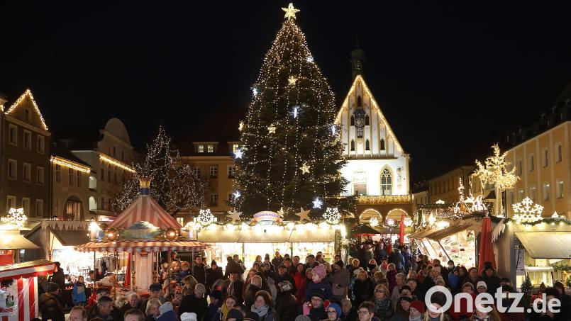 Stattlich steht der Christbaum auf dem Amberger Marktplatz. Archivbild: Wolfgang Steinbacher