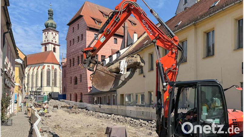 Bis Höhe Ottmann wird die Straße aufgerissen und erneuert. Die Fläche bis Höhe Metzgerei Bär wird nicht erneuert, ist aber auch gesperrt – sie dient als Lagerfläche für die Pflastersteine, die anschließend wieder eingesetzt werden. Bild: Petra Hartl