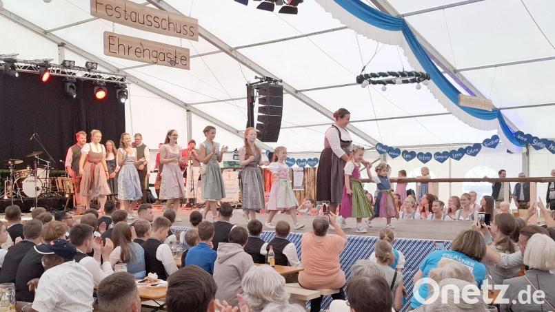 Eine Augenweide für die vielen Festzeltbesucher war die Modenschau der Festdamen und Festburschen mit dem Festgremium. Bild: gz