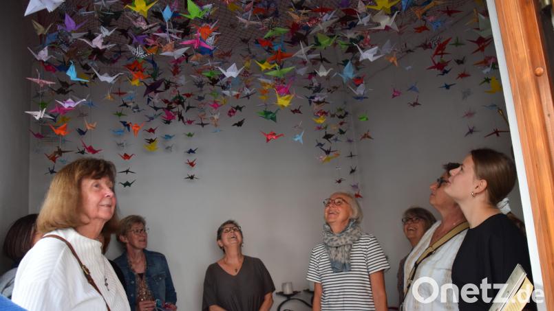 1000 Origami-Kraniche erinnern jetzt in der Reif-Kapelle in Ensdorf an die Atombombenabwürfe in Japan vor 80 Jahren. . Bild: bö