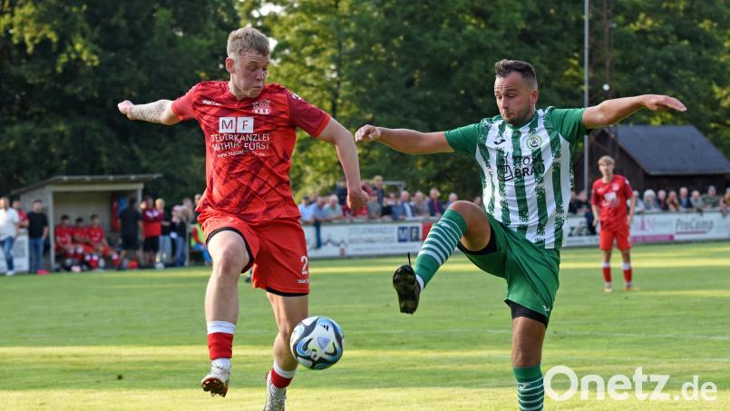 Der SV Mitterteich gewann das Derby beim TSV Waldershof auch in der Höhe verdient mit 4:0. Hier kämpfen der Mitterteicher Daniel Lauterbach (rechts) und Lukas Hausladen um den Ball. Bild: Gebert