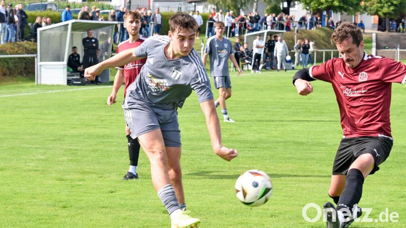 Der TSV Konnersreuth ist mit drei Heimsiegen gegen Pechbrunn (3:0), Mitterteich II (4:1) und Arzberg (2:0) in die Saison gestartet. In dieser Szene kommt Ondrej Sedlak (links) vor dem Arzberger Nik Wegmann zum Flanken. Am Sonntag muss der TSV erstmals auswärts ran. Bild: Gebert