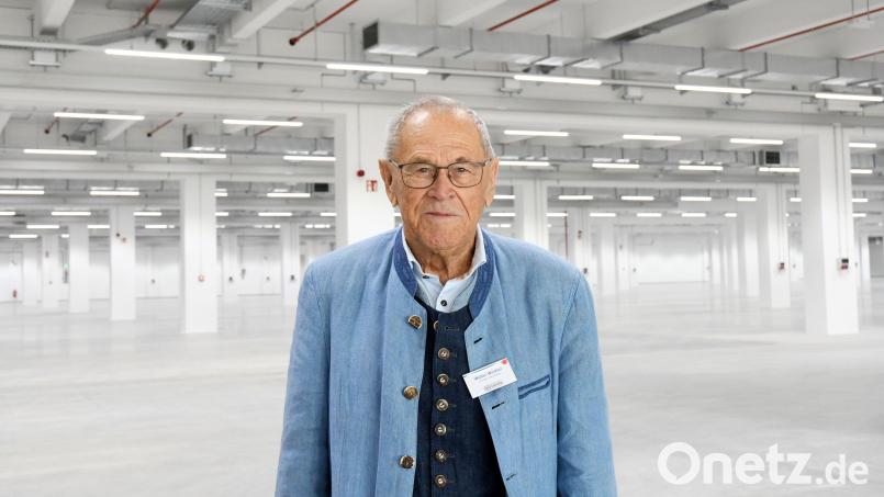 Walter Winkler im noch leeren Witron-Werk 2 Nord, kurz vor der Eröffnung. Nun gibt der Gründer und das Gesicht des Unternehmens, seine Anteile am Unternehmen ab. Bild: Gabi Schönberger