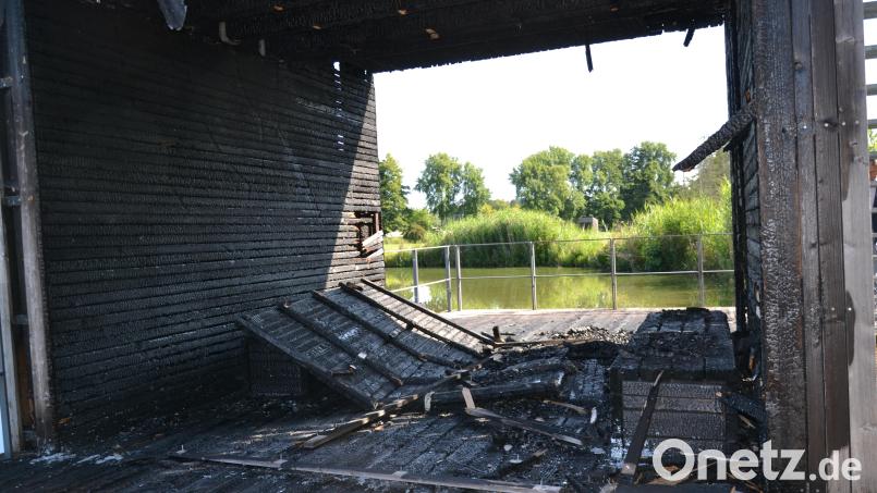 Vom Storchenpavillon im östlichen Teil des Fischhofparks stehen weiterhin nur noch die abgebrannten Reste. Die Wände und Sitzbänke aus solidem Lärchen- und Eichenholz sind völlig verkohlt, ebenso die Bodenbretter. Bild: Thorsten Schreiber