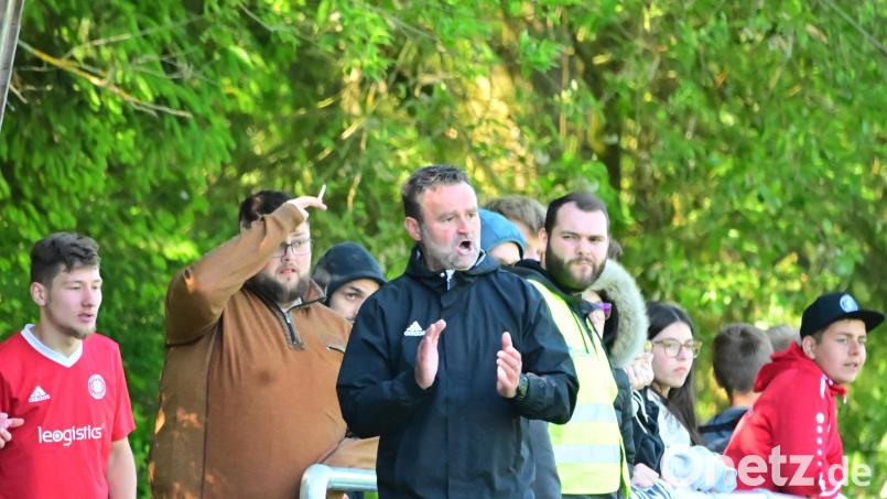 Trainer Markus Pappenberger will sich mit der SpVgg Wiesau in der oberen Tabellenregion festbeißen. Bild: Thomas Schrems