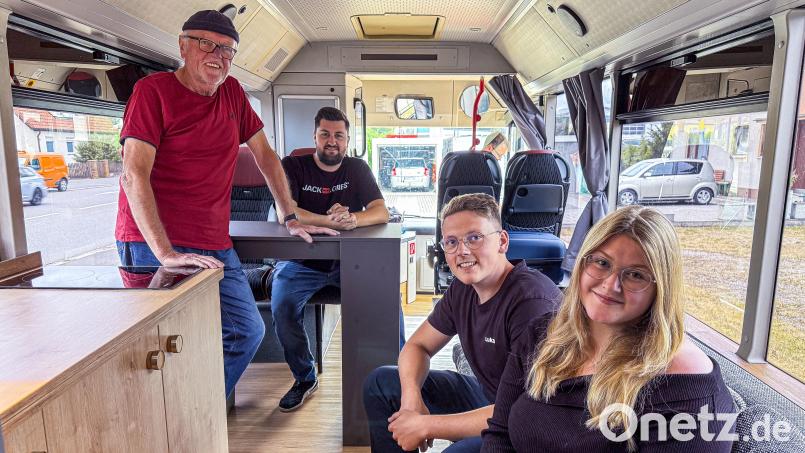 Sie freuen sich über das ausgefallene Fahrzeug (von links): Opa Hans-Jürgen Willner, Kumpel Benjamin Sieberns, Lukas Willner und Freundin Swaantje Ehrt. Bild: Stephan Huber