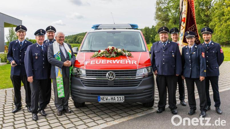 Von links: Kommandant Konrad Adam, Bürgermeister Reinhard Sollfrank, Zweiter Kommandant Andreas Schraml, Pfarrer Gerhard Pausch, Vorsitzender Wolfgang Schraml, Fahnenträger Christian Bocka, Kreisbrandmeisterin Carola Adam und Zweiter Vorsitzender Christoph Skutella Bild: Angelina Dagner