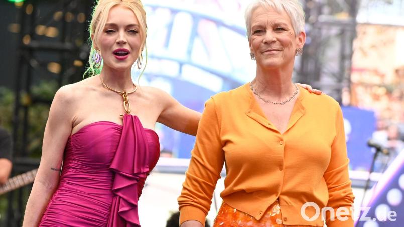 Lindsay Lohan (l.) und Jamie Lee Curtis posieren für Fotos bei der Vorstellung ihres gemeinsamen Films „Freakier Friday“, der jetzt in die deutschen Kinos kommt. (Archivfoto) Bild: Carlos Tischler/eyepix via ZUMA Press Wire/dpa