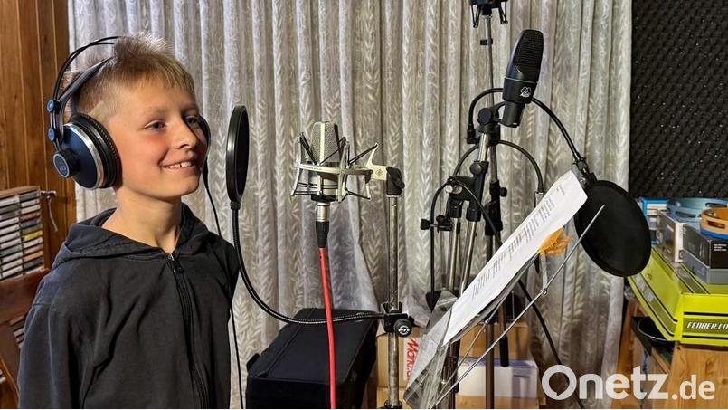 Wie ein echter Profi! Fabian bei der Aufzeichnung der Lieder für die CD. Bild: ld
