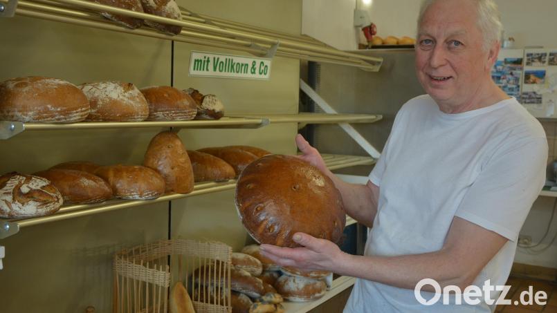 Bäckermeister Karl Polnisch in seinem Bäckerladen in Falkenberg. Hier will er sein Berufsleben ausklingen lassen – die 
Filiale in Mitterteich hat er nach 26 Jahren an Heiligabend 2021 geschlossen. Bild: jr