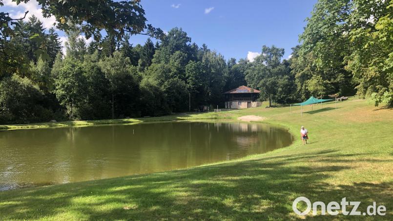 Das Gelände am Waldbadeweiher in Fuchsmühl ist Ziel vieler Wanderer und Ruhesuchender. Die Gaststätte (hinten) wird derzeit aber nicht bewirtschaftet. Bild: wro