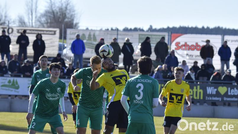 Der letzte Vergleich zwischen dem 1. FC Schlicht und dem SV Hahnbach fand im März dieses Jahres statt (Szene). Damals entführten die Gäste aus Hahnbach mit einem 4:2-Sieg die Punkte. Ein Ergebnis, das sich aus Schlichter Sicht nicht wiederholen soll. Archivbild: Hubert Ziegler